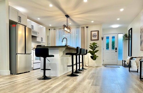 Port Stanley Cottage | Hillside Hideaway - Up By The Ravine w/5 Minute Walk to Little Beach