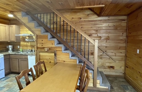 Van Buren Cabin | Hillside Hideaway East just 1/2 mile from Current River!