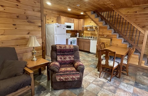 Van Buren Cabin | Hillside Hideaway East just 1/2 mile from Current River!