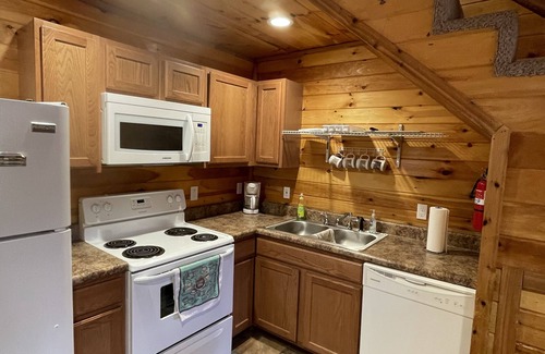 Van Buren Cabin | Hillside Hideaway East just 1/2 mile from Current River!