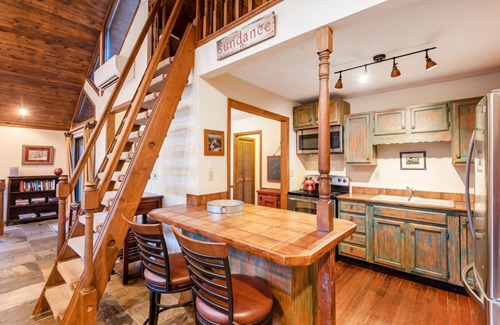 Sundance Cabin | HILLSIDE HIDEAWAY * GREAT FAMILY RETREAT* HOT TUB, SAUNA, KIDS LOFT
