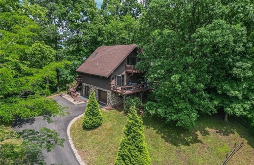 Marietta Cabin | Hillside Hideaway in Marietta, OH: 4 beds, 2 baths, stunning views!nnnn