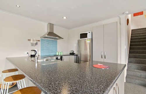 Kaiteriteri Cottage | Hillside Hideaway - Kaiteriteri Holiday Home