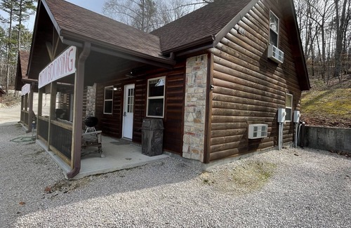 Van Buren Cabin | Hillside Hideaway West just 1/2 mile from Current River!