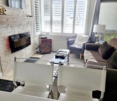 Craigleith House | Hillside Studio 1 in Blue Mountain, Mountain View, Full Kitchen, Free Parking