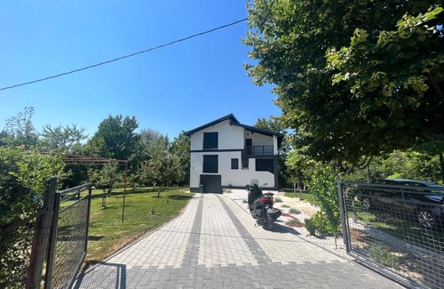 Hadzici Villa | Hillside Villa
