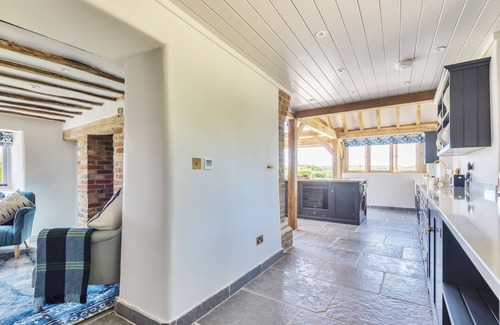 Wimborne Cottage | Hilltop Cottage - a thatched cottage that sleeps up to 4 guests in 2 bedrooms