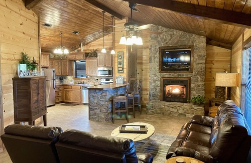 Smithville Cabin | Hilltop Getaway: Luxury Hilltop Cabin on 3 acres - Kayaks, Campfire, Stargazing!