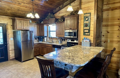 Smithville Cabin | Hilltop Getaway: Luxury Hilltop Cabin on 3 acres - Kayaks, Campfire, Stargazing!