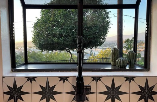 Los Angeles House | Hilltop Haven LA: Mountain Views & Luxury King Bed near Excellent Food!