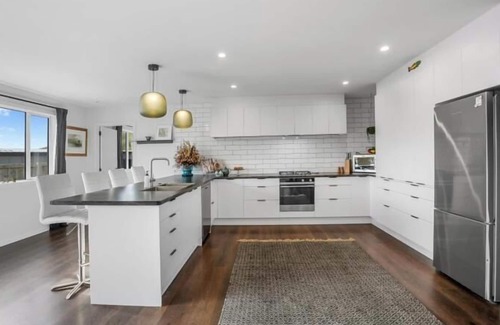 Whangamata House | Hilltop Haven - Whangamata