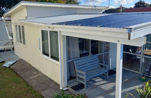 Red Beach Cottage | Hilltop Hideaway Cottage in Pinewoods Holiday Park