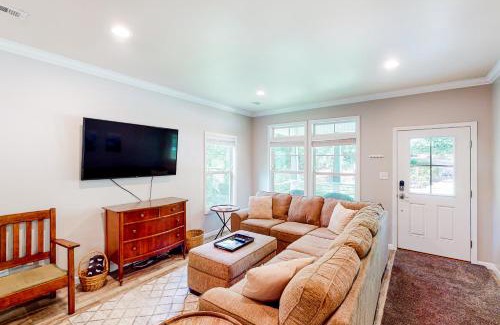 Woodfin House | Hilltop Hideaway