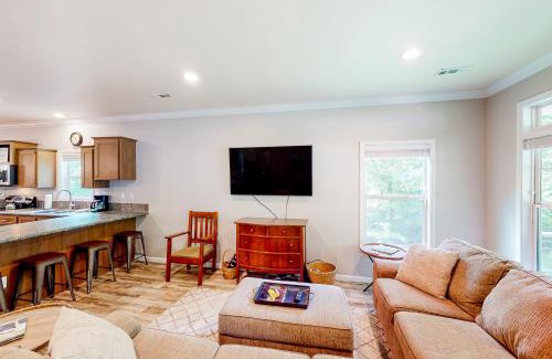 Woodfin House | Hilltop Hideaway