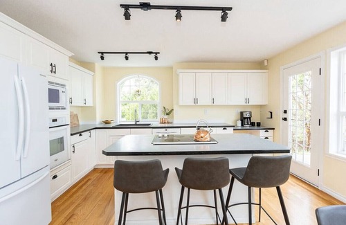 Regional District of Nanaimo House | Hilltop Hideaway with Ocean and Mountain Views