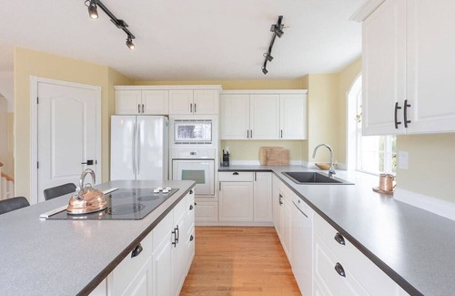 Regional District of Nanaimo House | Hilltop Hideaway with Ocean and Mountain Views
