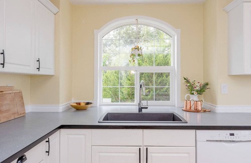 Regional District of Nanaimo House | Hilltop Hideaway with Ocean and Mountain Views