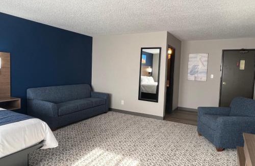 Grove Hotel | Hilltop Inn & Suites