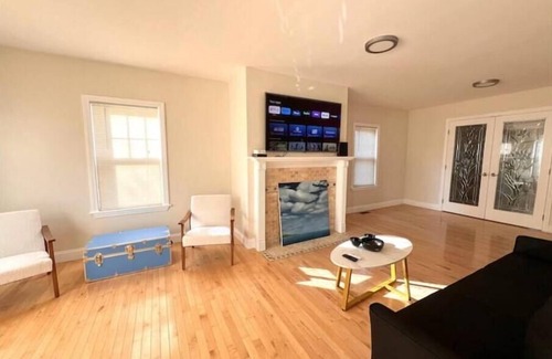 Corey Hill House | Hilltop Luxury House 5 Bedrooms and 3.5 Bath