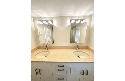 Corey Hill House | Hilltop Luxury House 5 Bedrooms and 3.5 Bath