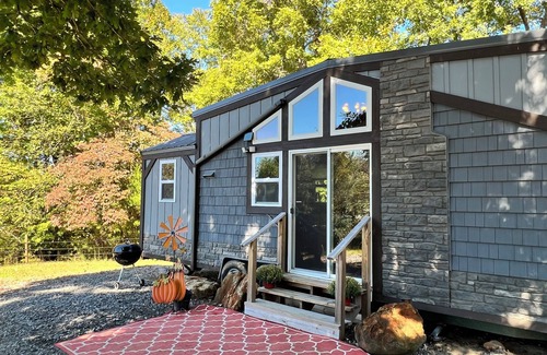 Rutherfordton Cottage | Hilltop Private Tiny Chalet on a Large Farm. Tryon Equestrian. Starlink WiFi.