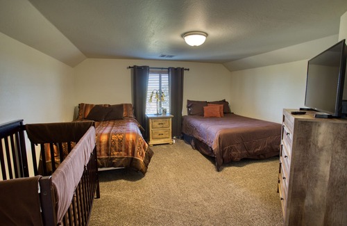 Linden Cabin | Hilltop Retreat on an acre - perfect for family and friends