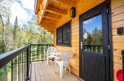 Armour Cabin | Hilltop treehouse located at the edge of Muskoka