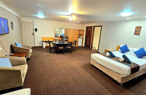 Young Hotel | Hilltops Retreat Motor Inn