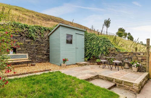 Shawforth Cottage | HILLVIEW COTTAGE, pet friendly, character holiday cottage in Bacup