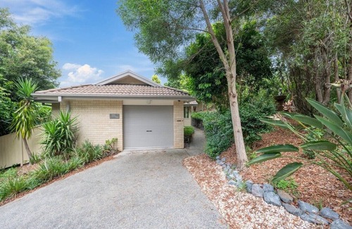 Coffs Harbour Apartment | Hillview Pet Friendly, Telsa Charger, Sleeps 6, Bbq