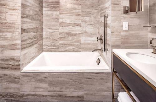 Midtown East Hotel | Hilton Club The Central at 5th New York