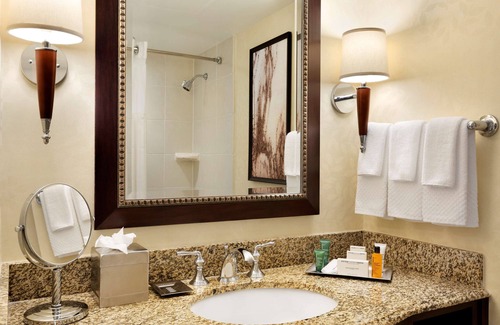 East Brunswick Hotel | Hilton East Brunswick Hotel & Executive Meeting Center