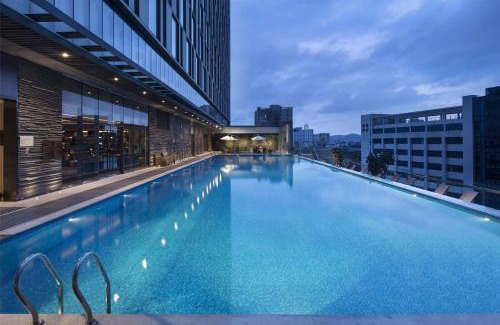 Guangzhou Central Business District Hotel | Hilton Guangzhou Tianhe - Free Shuttle Bus and Registration Counter Available during Canton Fair Period