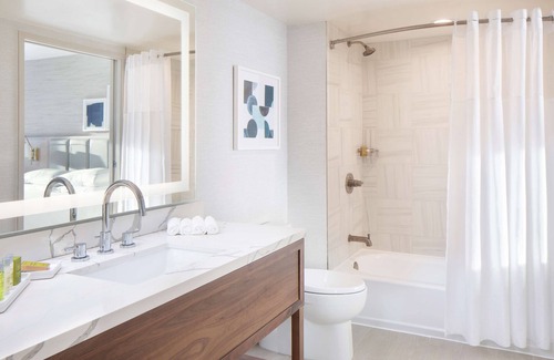 Downtown Hotel | Hilton Santa Monica Hotel & Suites