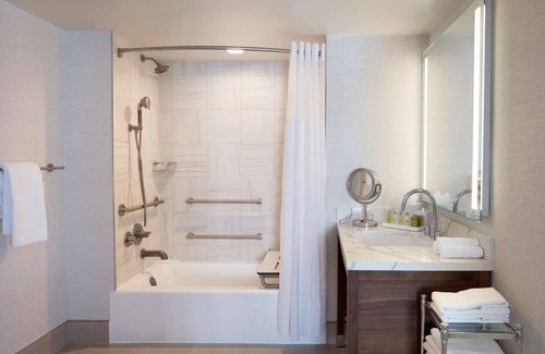 Downtown Hotel | Hilton Santa Monica Hotel & Suites