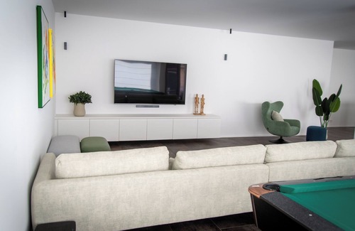 Knokke Apartment | Hip & modern ground floor apartment with 2 billiard tables and all amenities!