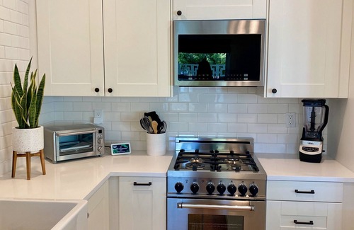 Townsite House | Hip 'North Jetty Bungalow' - Yard w/Hot Tub, Fire Pit + A/C + Washer/Dryer