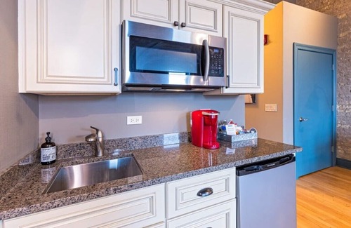West Dundee Apartment | Hip Urban Loft-Small Town Charm -124 LOFTS #4