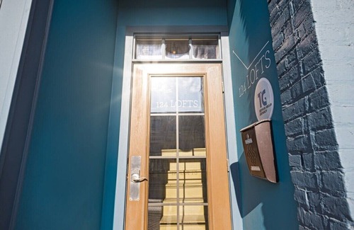 West Dundee Apartment | Hip Urban Loft-Small Town Charm -124 LOFTS #4