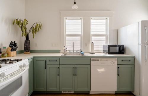 Mississippi District House | Hipster Vibe Apartment - Food Carts & Live Music