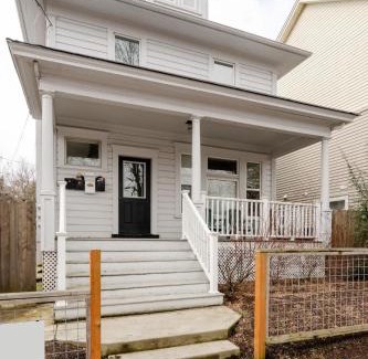 Mississippi District House | Hipster Vibe Apartment - Food Carts & Live Music
