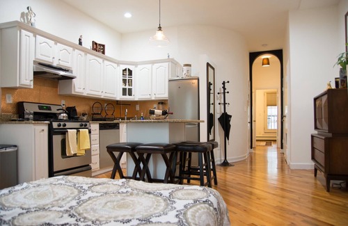 Paulus Hook Apartment | Historic 1869 Brownstone apartment 15 min to NYC downtown