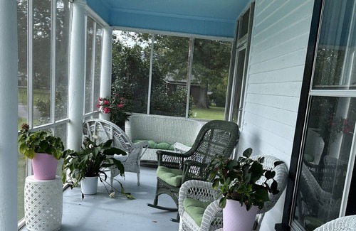 Pollocksville Bed & Breakfast | Historic 1906 home within walking distance to river
