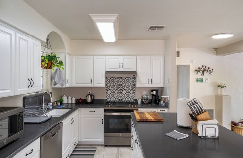 Blenman-Elm House | Historic 1944 2-Bedroom Bungalow Near the University of Arizona