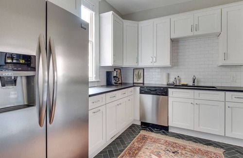 Thomas Square House | Historic 2 bedroom condo in Savannah's Starland District.