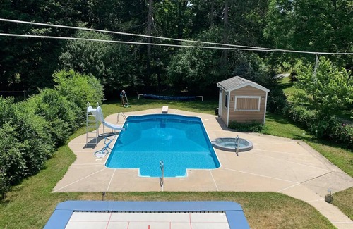 Monroe House | Historic 3-Bedroom 2-Full Baths Victorian Home Fully Furnished in Prime Location