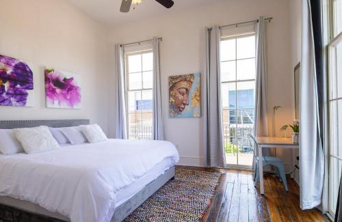 Faubourg Livaudais Apartment | Historic 3 bedroom 4blocks from famous St Charles Ave Mardi Gras parade route, steps to Jazz venues and restaurants