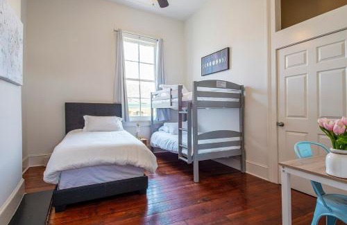 Faubourg Livaudais Apartment | Historic 3 bedroom 4blocks from famous St Charles Ave Mardi Gras parade route, steps to Jazz venues and restaurants