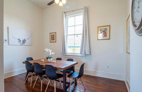 Faubourg Livaudais Apartment | Historic 3 bedroom 4blocks from famous St Charles Ave Mardi Gras parade route, steps to Jazz venues and restaurants