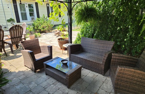 Warren House | Historic 4 Bedroom Home with Outdoor Pizza Oven